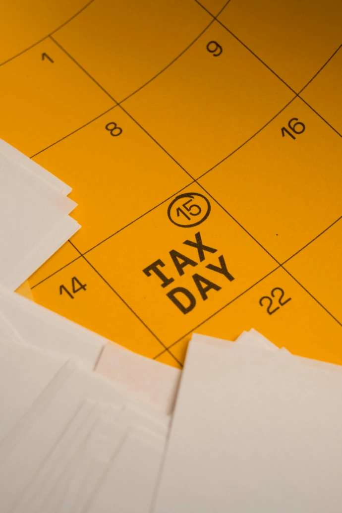 Calendrier orange avec une date entourée, rappel de la date limite de dépôt de la liasse fiscale